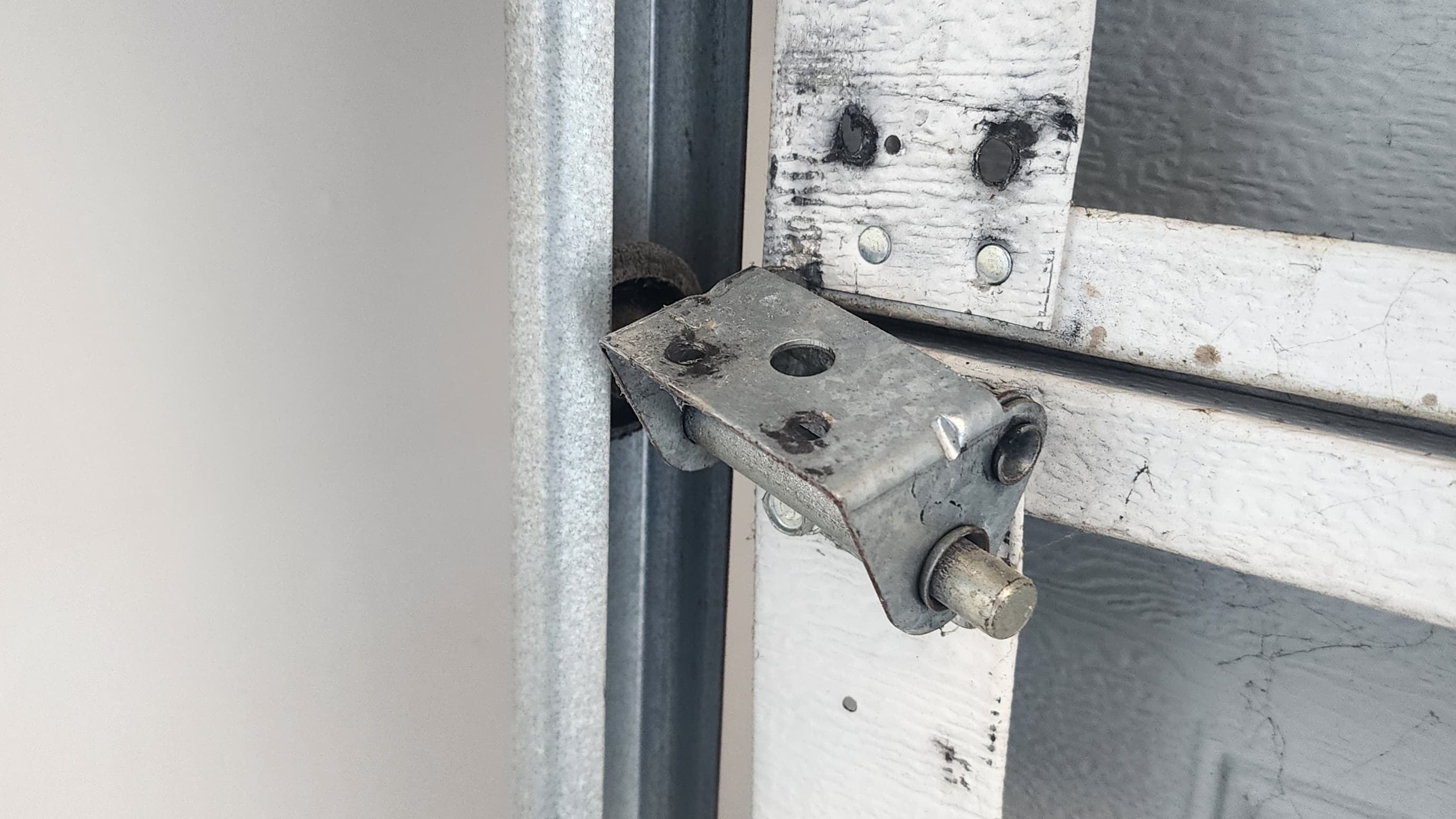 Garage Door Repair vs. Replacement: Making the Right Decision